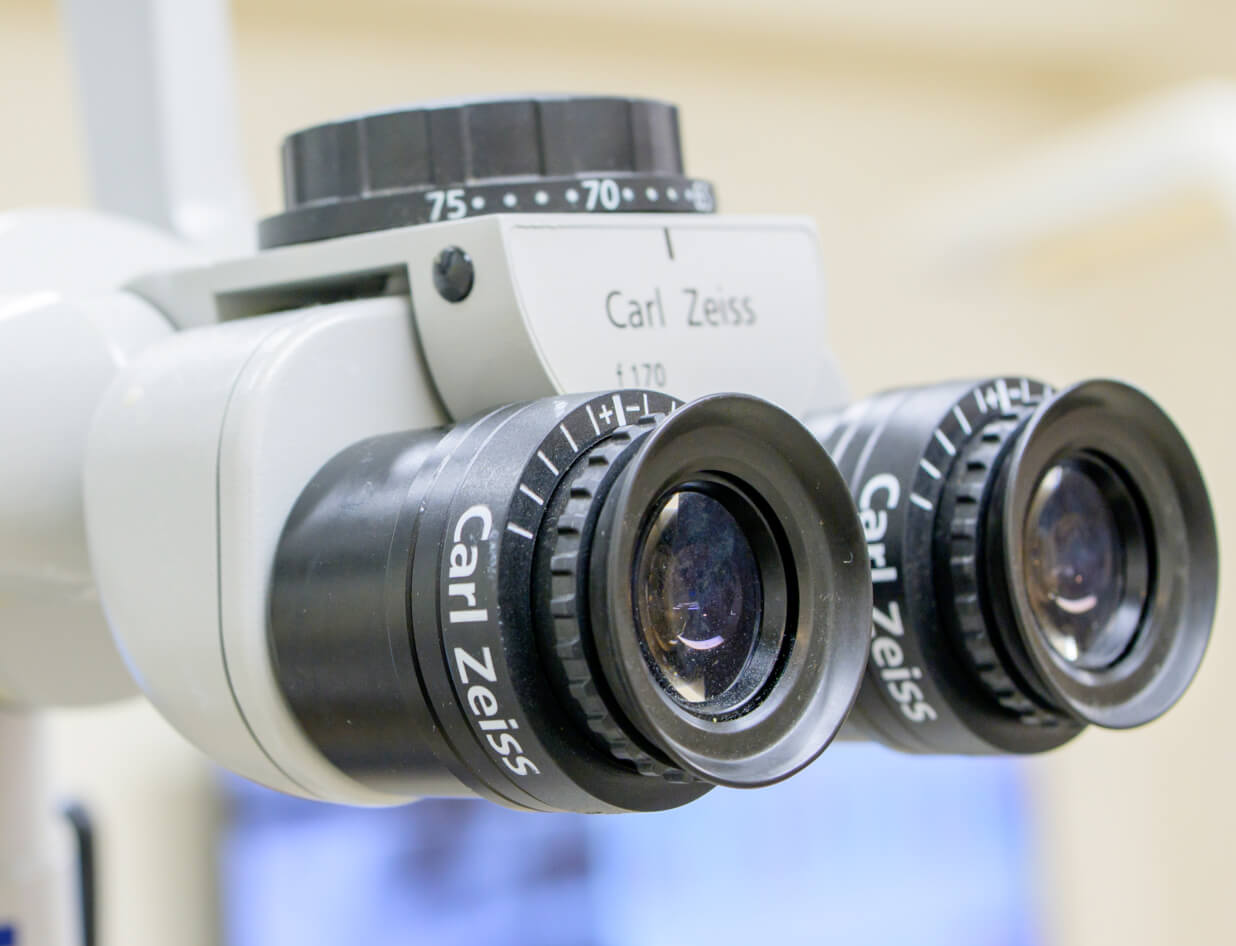 マイクロスコープを使用した精密な歯科治療