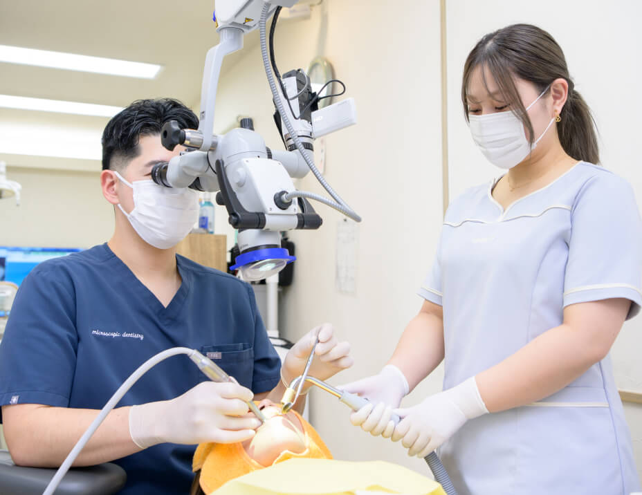 暗く複雑な歯の根を「見て」治し、抜歯を回避